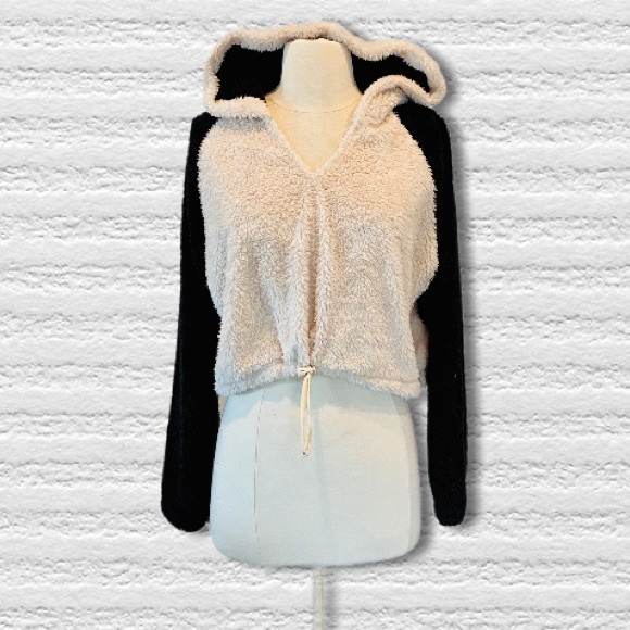 URBAN OUTFITTERS Tilly Faux Fur Hoodie Sweatshirt - Picture 5 of 10